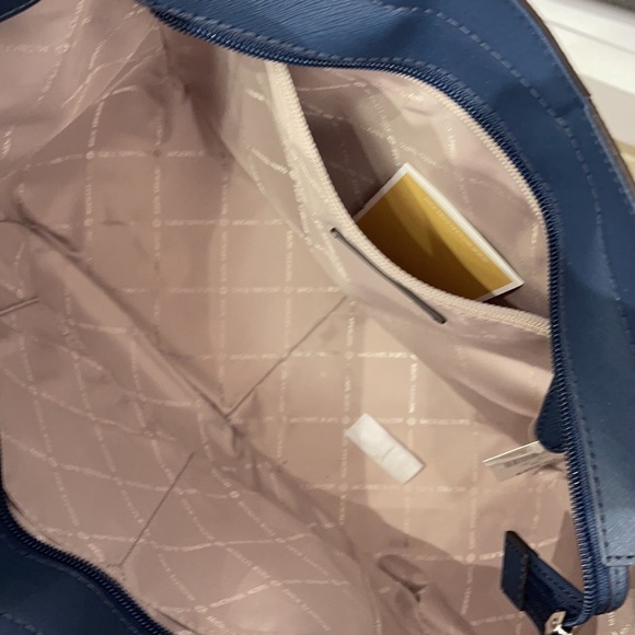 MICHAEL KORS
Jet Set Large Logo Shoulder Bag - Picture 11 of 16